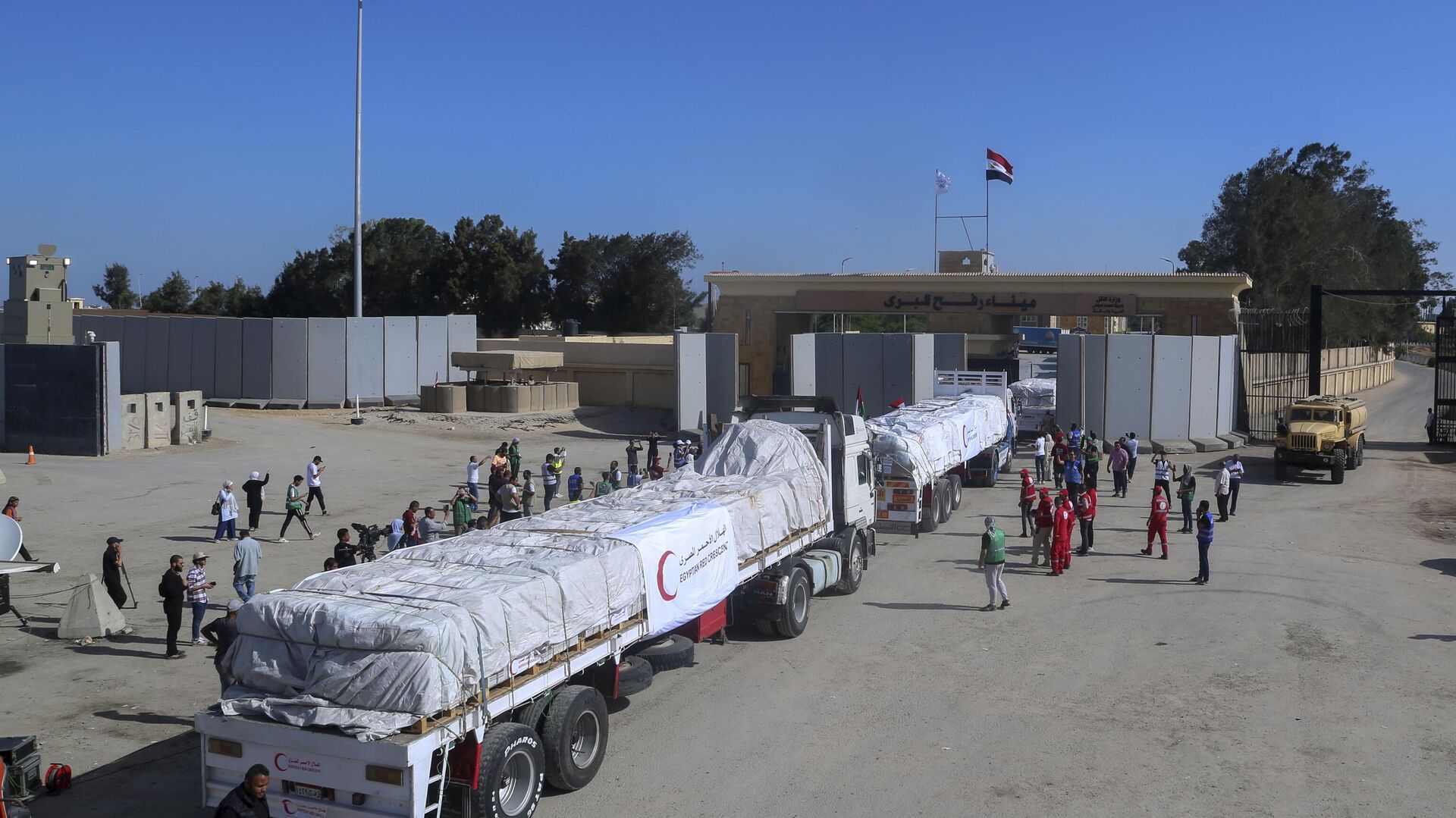 Грузовики с гуманитарной помощью для сектора Газа в Рафахе, Египет. 21 октября 2023 - ИноСМИ, 1920, 13.11.2023