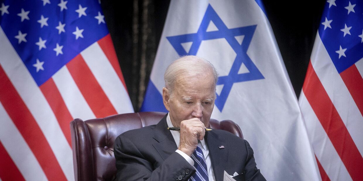 Президент США Джо Байден задумался во время встречи с премьер-министром Израиля Биньямином Нетаньяху в ходе переговоров в Тель-Авиве, Израиль. 18 октября 2023 года