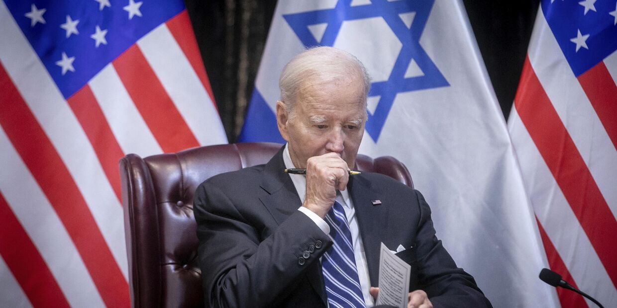 Президент США Джо Байден задумался во время встречи с премьер-министром Израиля Биньямином Нетаньяху в ходе переговоров в Тель-Авиве, Израиль. 18 октября 2023 года
