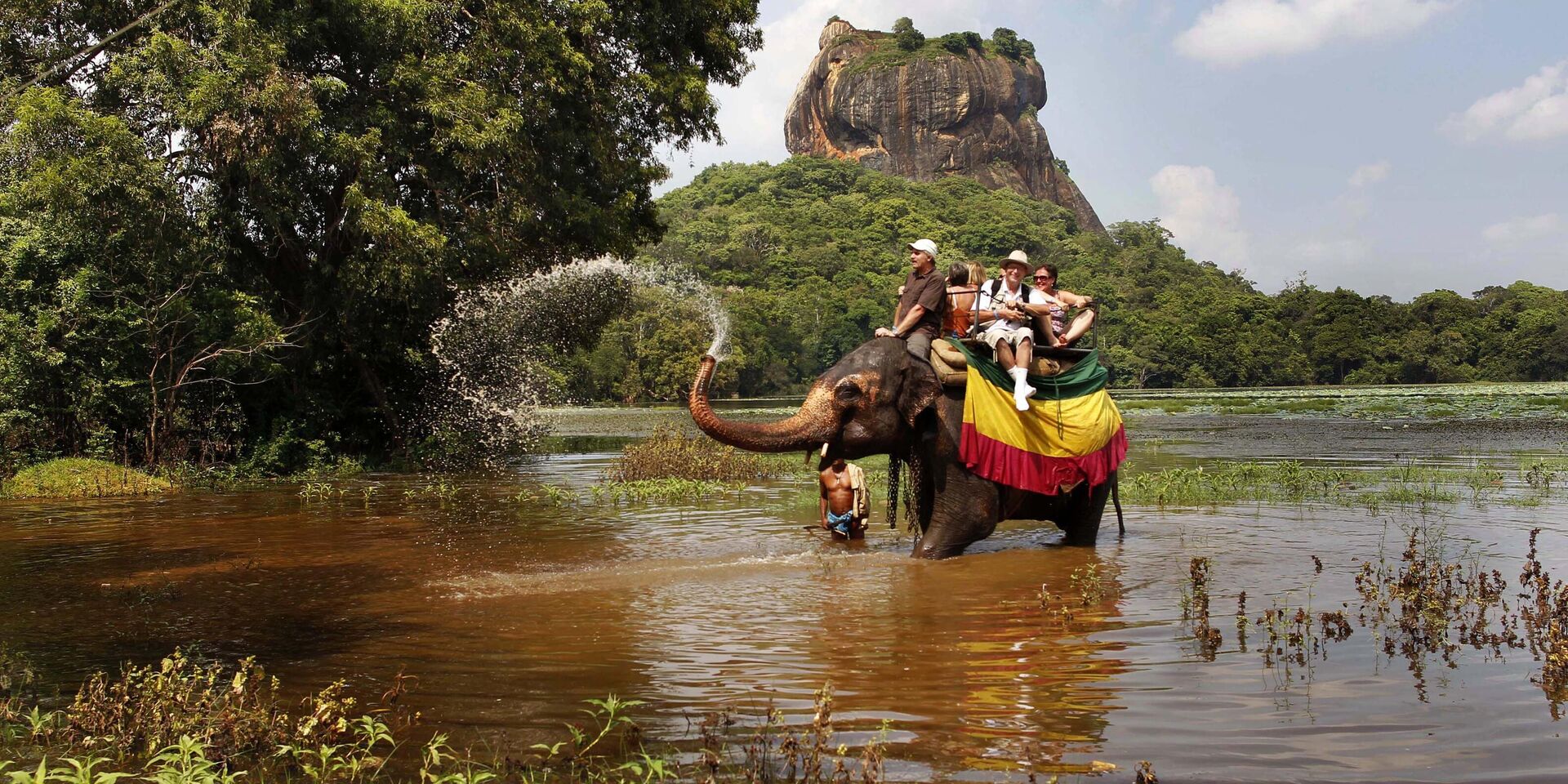 Ручной слон обрызгивает водой иностранных туристов во время сафари в Сигирии, примерно в 100 километрах к северо-востоку от Коломбо, столицы Шри-Ланки. 2 декабря 2011 года - ИноСМИ, 1920, 25.10.2023