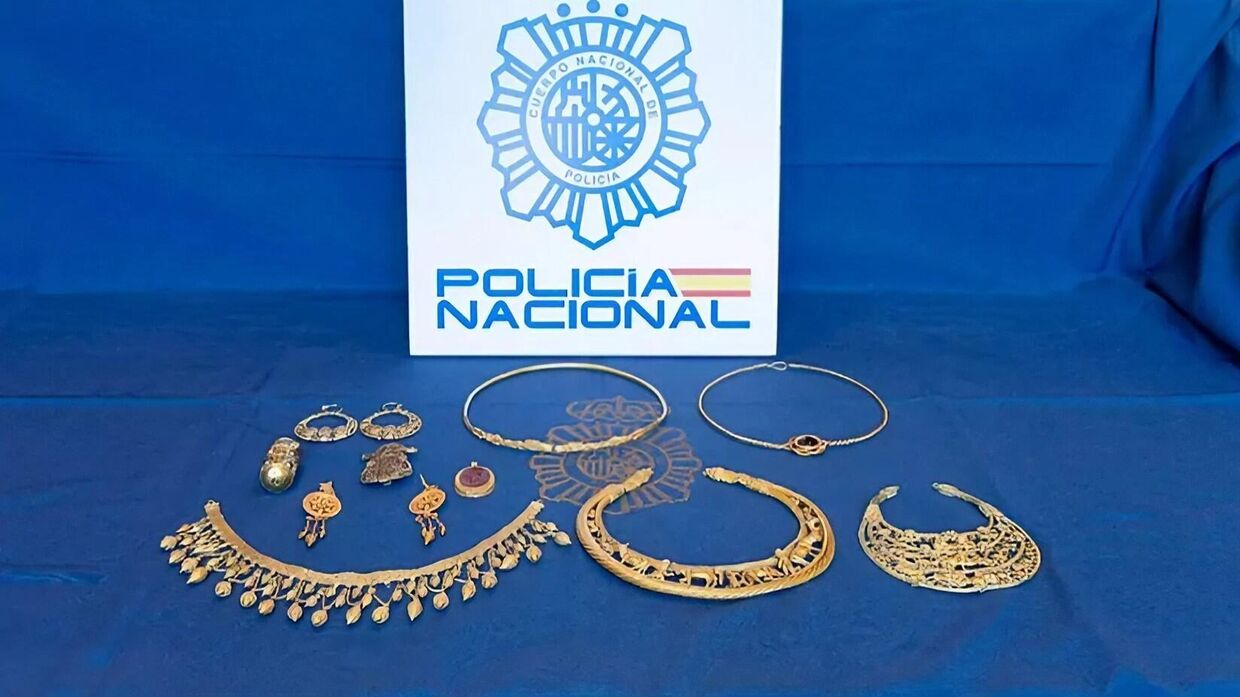 Национальная полиция Испании заявила, что ее сотрудники изъяли 11 золотых изделий, украденных с Украины. Считается, что они датируются IV и VIII веками до нашей эры, но эксперты сомневаются в их подлинности