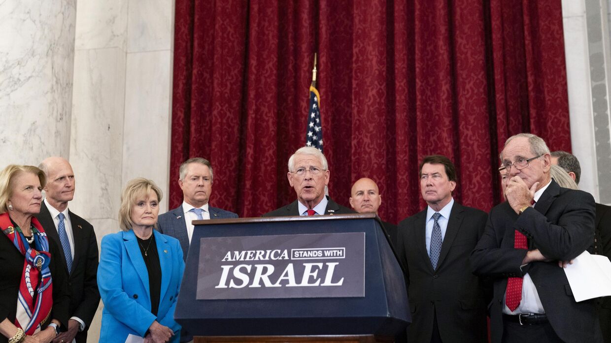 Сенатор Роджер Уикер, республиканец от штата Миссисипи, выступает перед СМИ о  ситуации в Израиле вместе с другими сенаторами-республиканцами на Капитолийском холме в Вашингтоне. 18 октября 2023 года