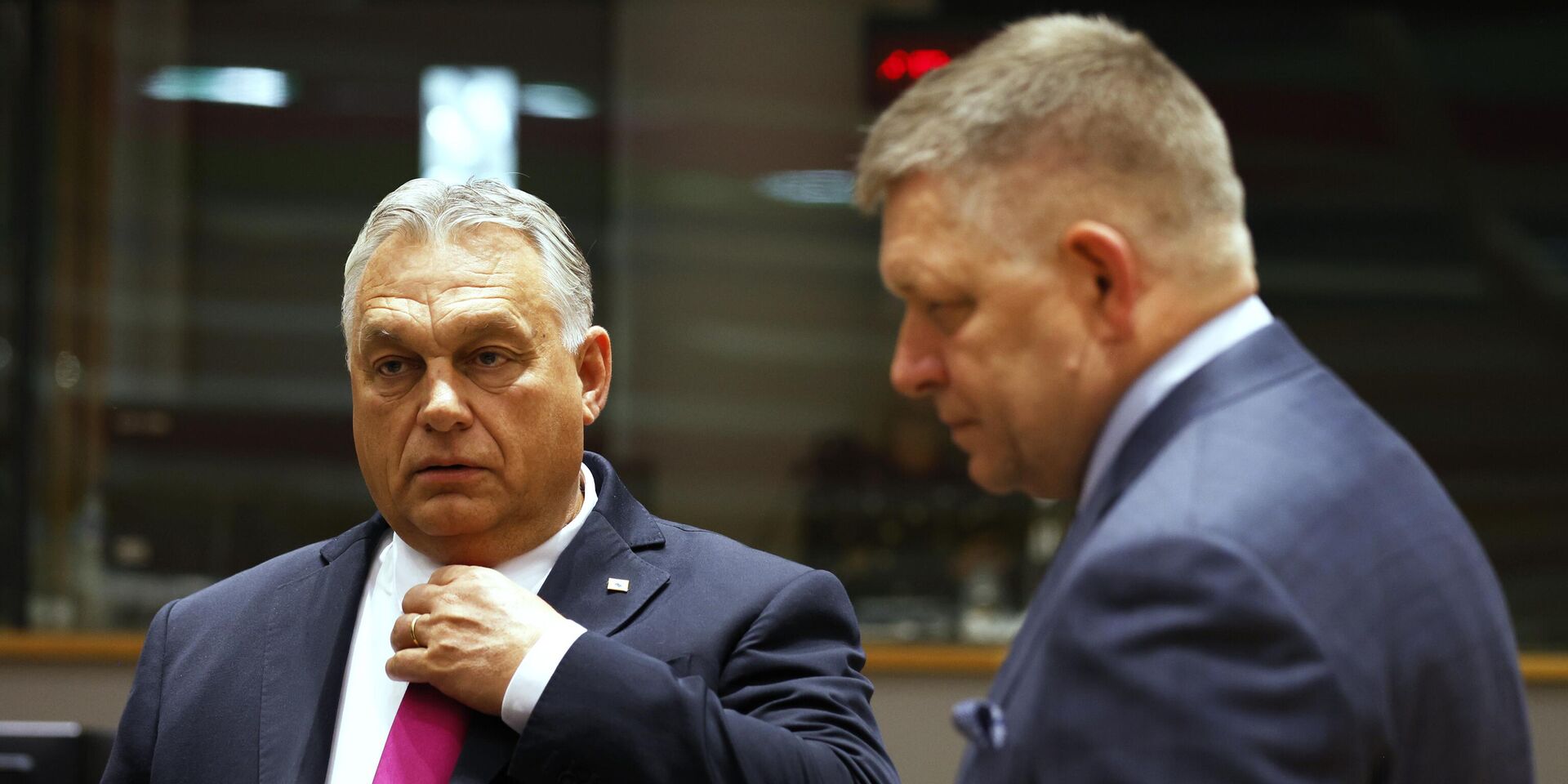 Премьер-министр Венгрии Виктор Орбан, слева, беседует с премьер-министром Словакии Робертом Фицо во время заседания круглого стола на саммите ЕС в Брюсселе. 26 октября 2023 года - ИноСМИ, 1920, 18.03.2024