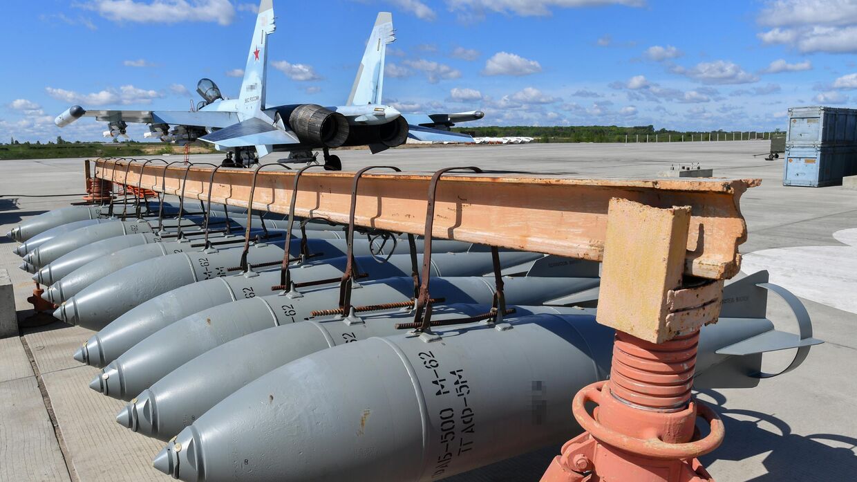 Авиабомбы ФАБ-500 на полевом аэродроме, где базируются самолеты ВКС РФ, задействованные в СВО на Харьковском направлении