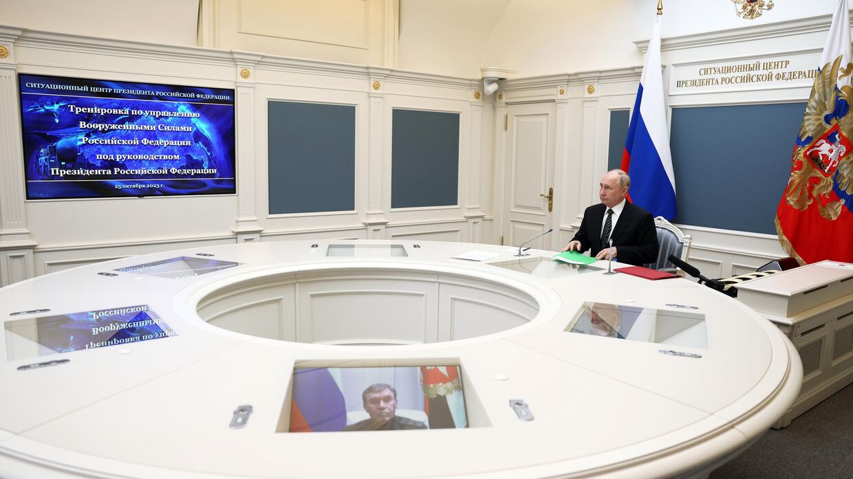Президент РФ В. Путин провёл тренировку стратегических сил сдерживания