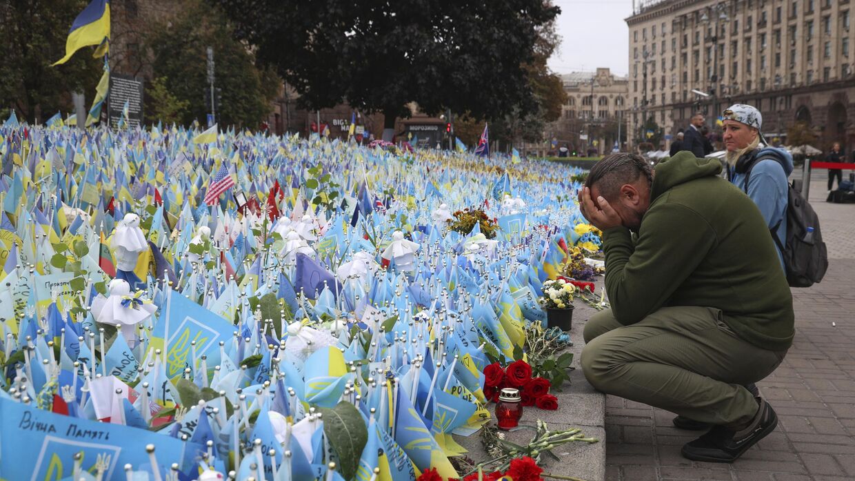 Украинец у импровизированного мемориала в память погибших в конфликте с Россией на площади Независимости в Киеве, 1 октября 2023 года