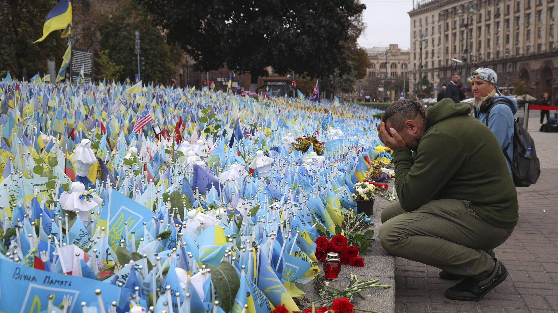 Украинец у импровизированного мемориала в память погибших в конфликте с Россией на площади Независимости в Киеве, 1 октября 2023 года - ИноСМИ, 1920, 17.11.2023