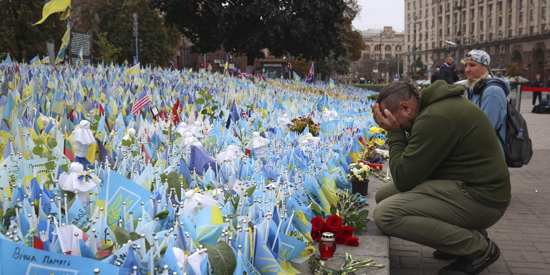 Украинец у импровизированного мемориала в память погибших в конфликте с Россией на площади Независимости в Киеве, 1 октября 2023 года - ИноСМИ, 1920, 07.11.2023
