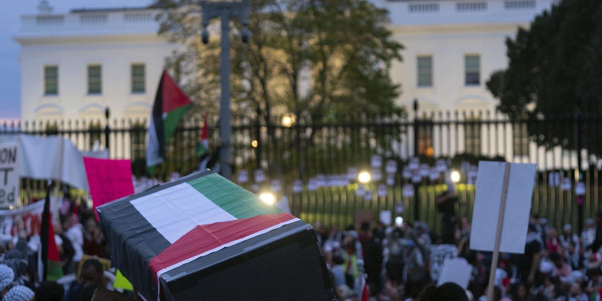 Антивоенные активисты несут макет гроба, накрытый палестинским флагом, перед Белым домом во время пропалестинской демонстрации с требованием прекращения огня в секторе Газа. Вашингтон, 4 ноября 2023 года - ИноСМИ, 1920, 09.11.2023