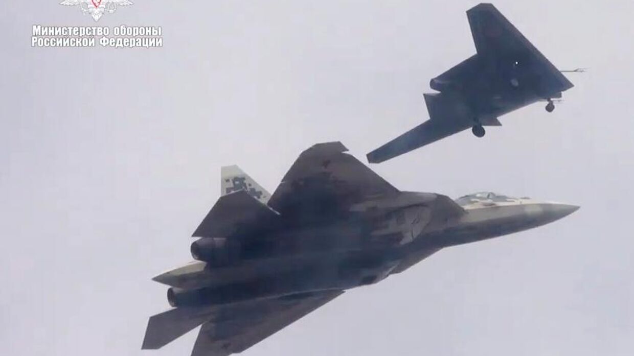 Первый совместный полет ударного беспилотника Охотник с Су-57