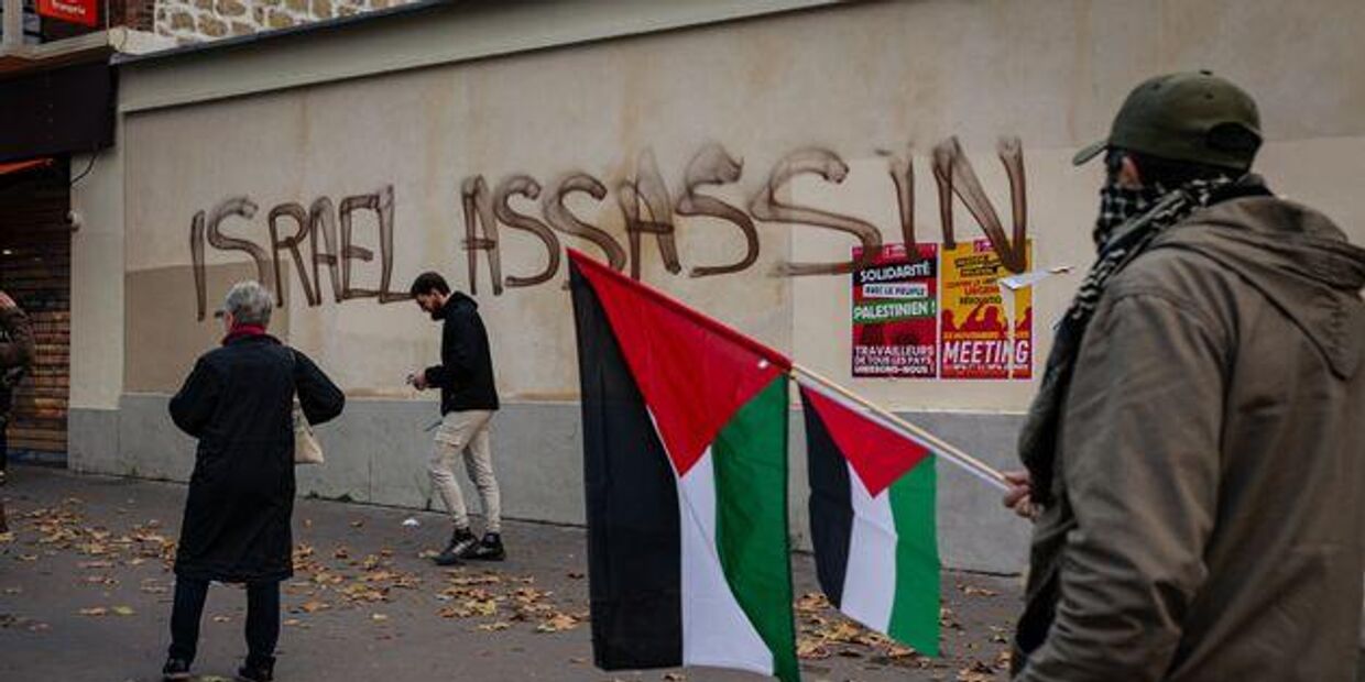 Антисемитизм Франция Флаги Палестины на фоне надписи Israel Assassin