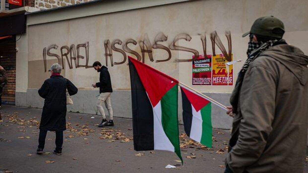 Антисемитизм Франция Флаги Палестины на фоне надписи Israel Assassin
