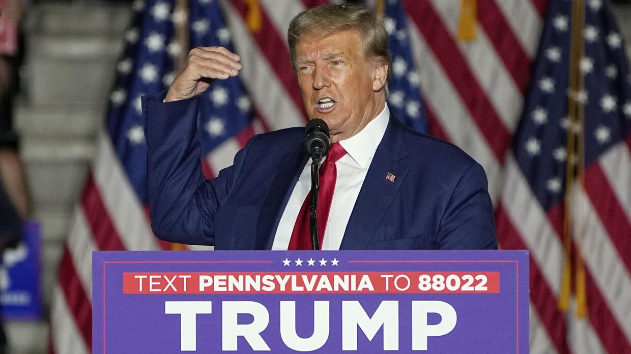 Кандидат в президенты от республиканской партии, бывший президент Дональд Трамп выступает во время предвыборного митинга  в Эри, Пенсильвания. 29 июля 2023 года