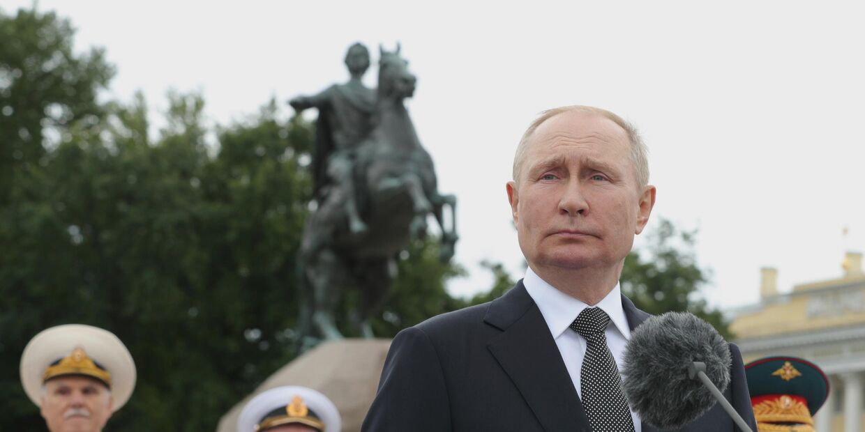 Президент РФ В. Путин принял Главный военно-морской парад. 31 июля 2022 года