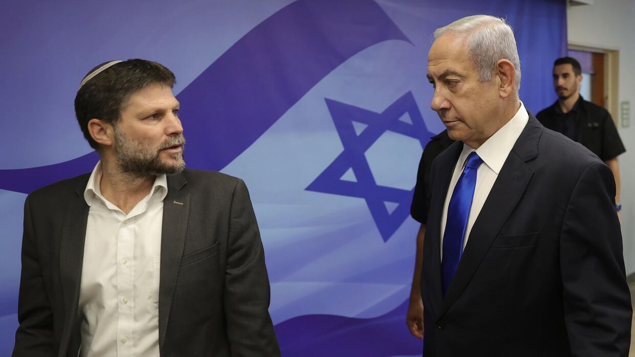 Премьер-министр Израиля Биньямин Нетаньяху, справа, и министр финансов Бецалель Смотрич