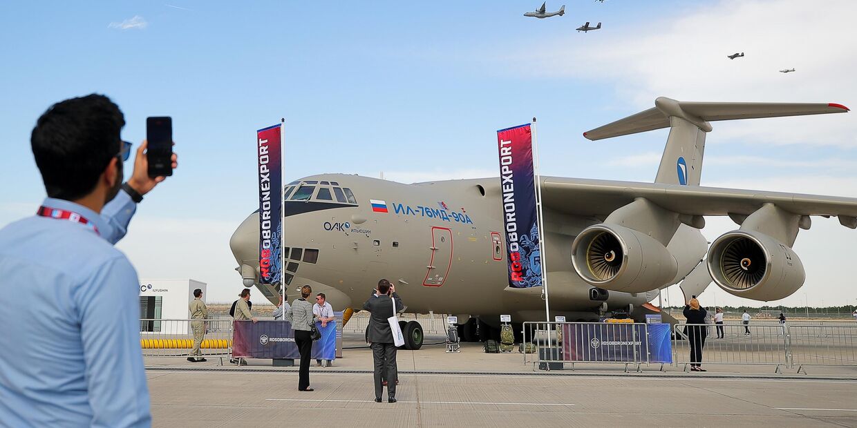 Тяжелый транспортный Ил-76МД-90А(Э) на Международном авиационно-космическом салоне Dubai Airshow-2023 в Дубае (ОАЭ)