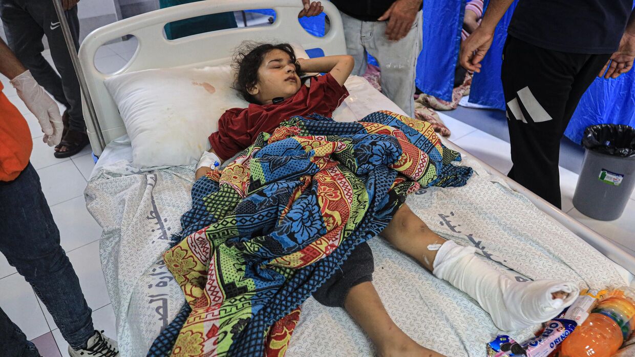 Ребенок, пострадавший в результате ракетных ударов ВС Израиля по Газе, в больнице Аль-Шифа
