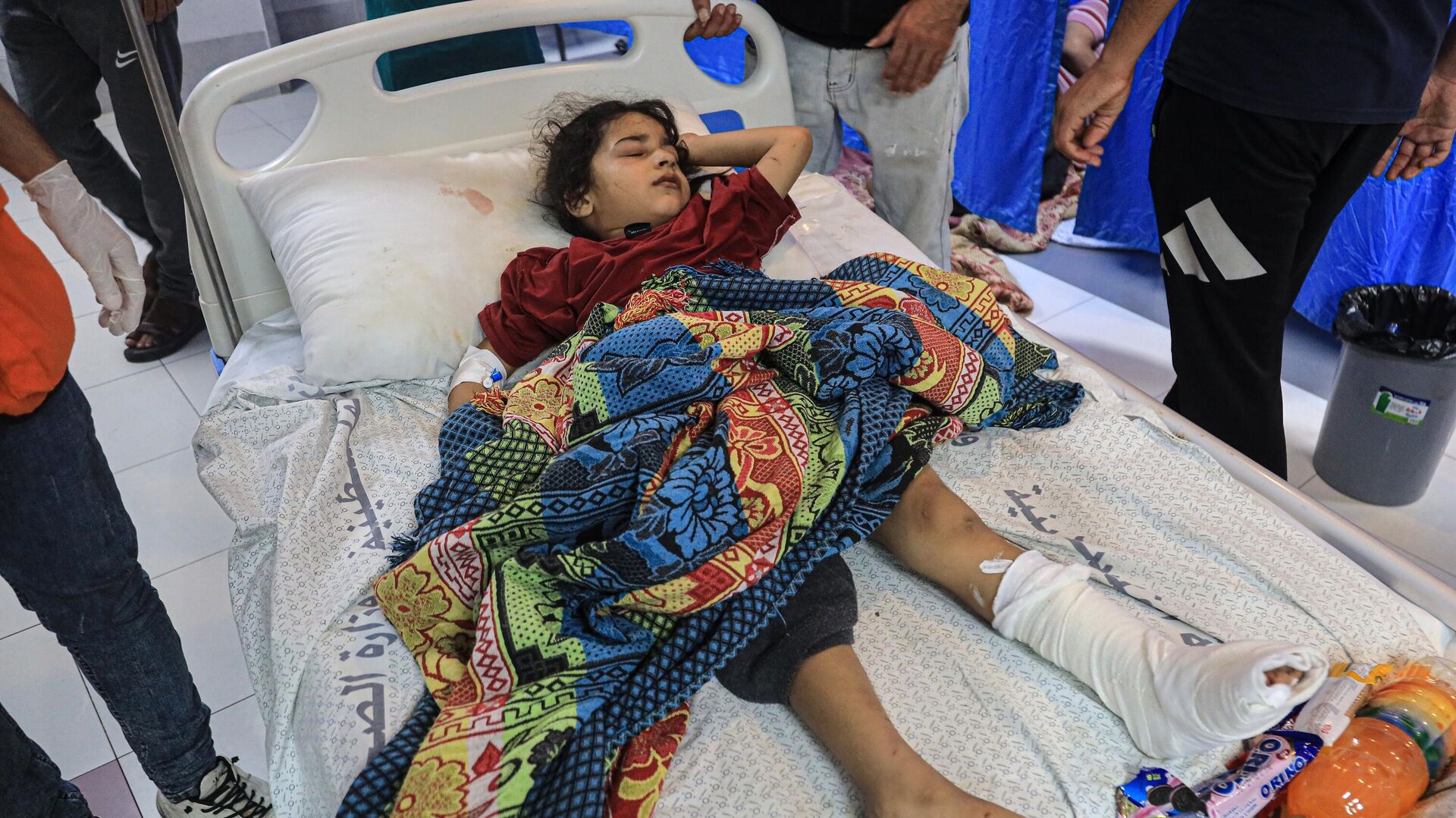Ребенок, пострадавший в результате ракетных ударов ВС Израиля по Газе, в больнице Аль-Шифа - ИноСМИ, 1920, 16.11.2023