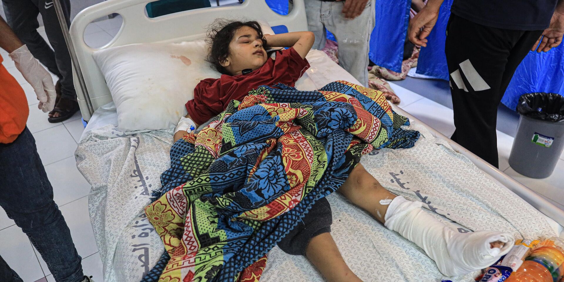 Ребенок, пострадавший в результате ракетных ударов ВС Израиля по Газе, в больнице Аль-Шифа - ИноСМИ, 1920, 16.11.2023