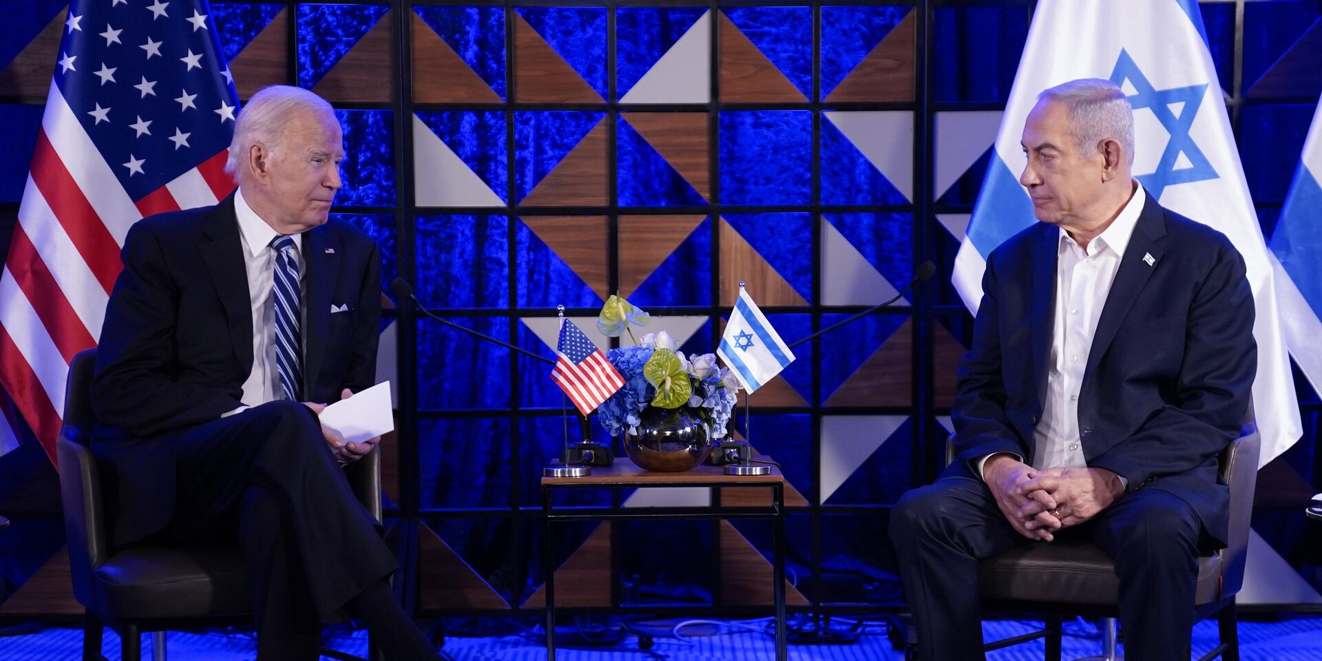Джо Байден и Биньямин Нетаньяху на встрече в Тель-Авиве, 18 октября 2023 года. - ИноСМИ, 1920, 18.11.2023