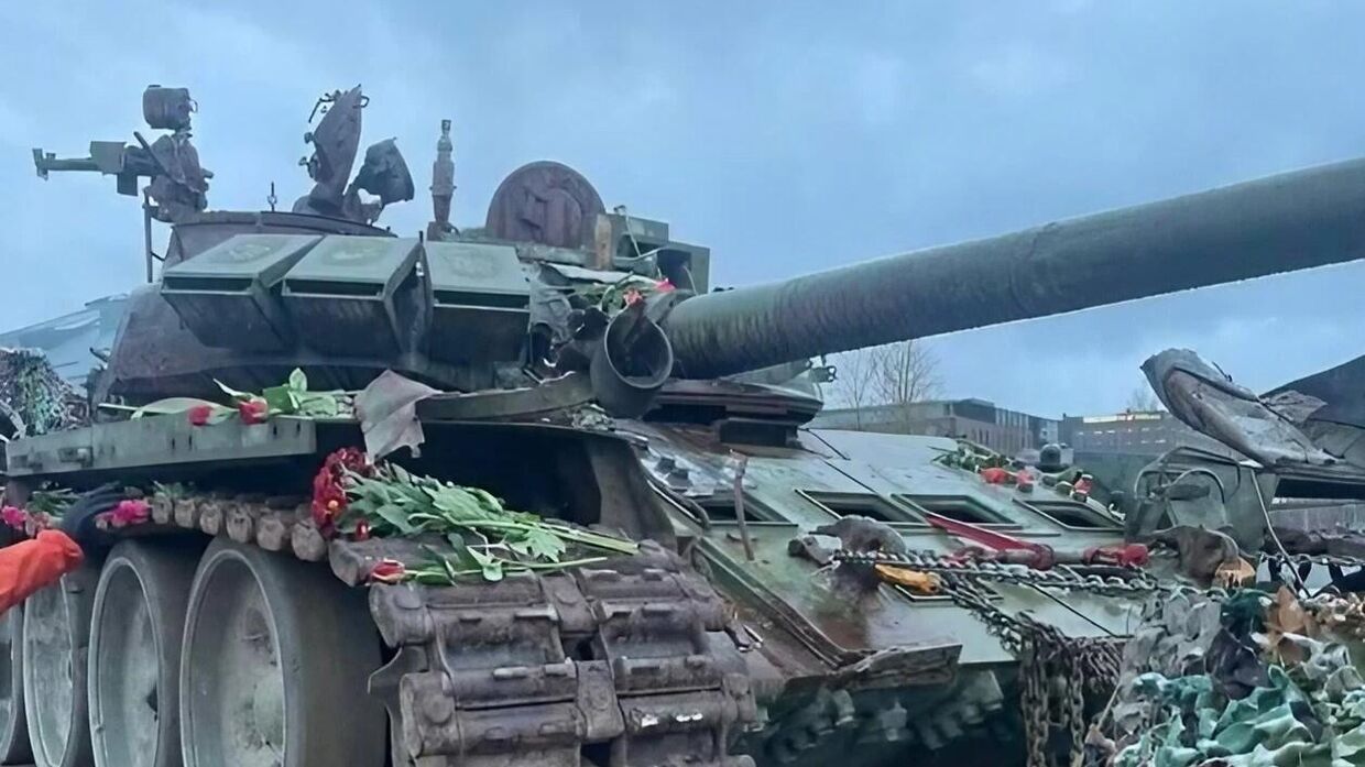 Финны принесли цветы к подбитому российскому танку Т-72 в Хельсинки