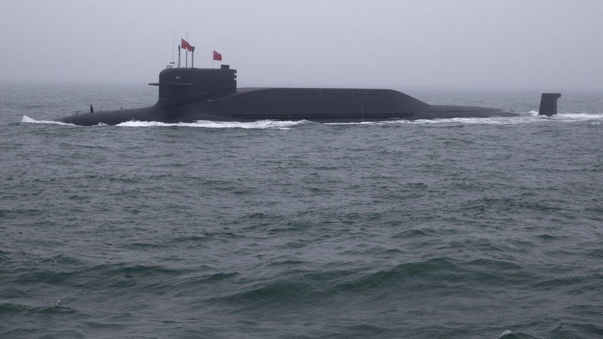 Атомная подводная лодка Long March 11 типа 094A класса Jin Народно-освободительной армии Китая (НОАК) принимает участие в военно-морском параде в честь 70-й годовщины основания ВМС НОАК Китая. 23 апреля 2019 года