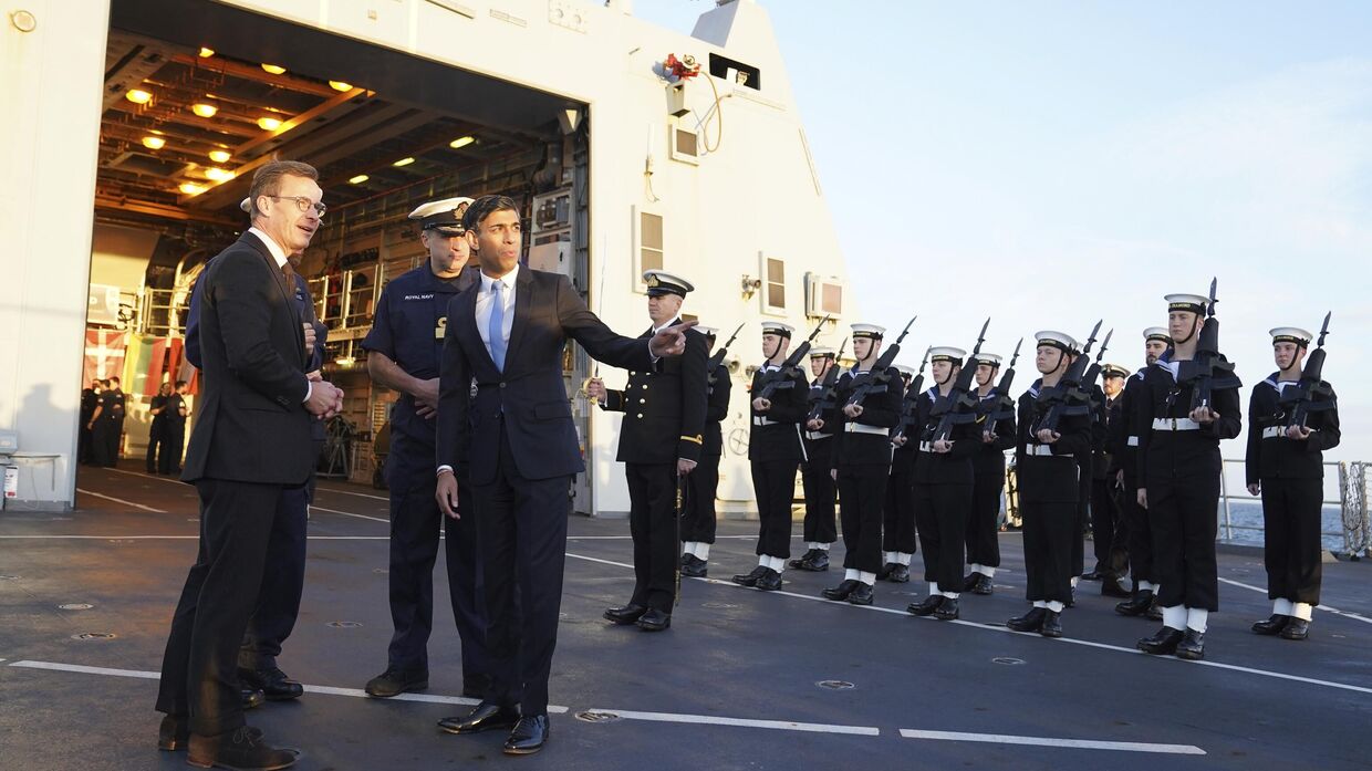 Премьер-министр Великобритании Риши Сунак (в центре справа) приветствует премьер-министра Швеции Ульфа Кристерссона (слева) на борту корабля британских ВМС Diamond в преддверии Совместного экспедиционного саммита (JEF) по передаче Украине боевой техники. 13 октября 2023 г. 