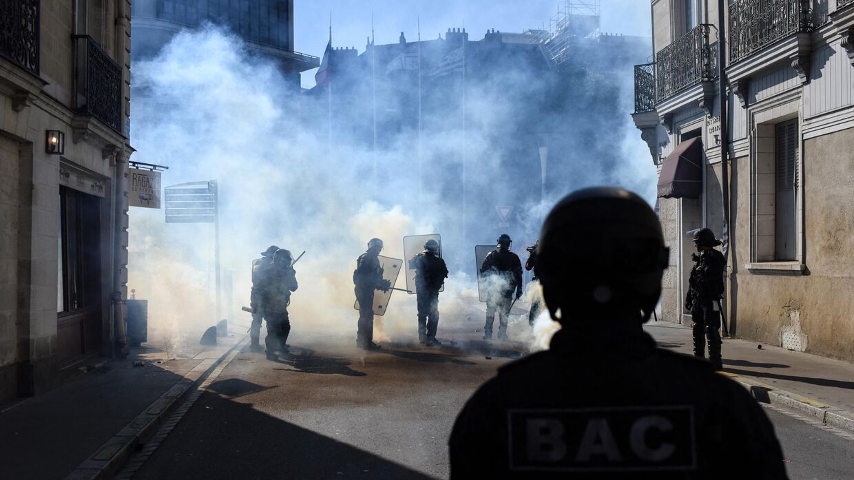 Полиция во время демонстрации в Нанте, Франция