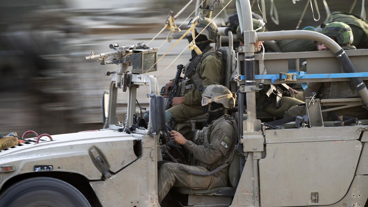 Солдаты ЦАХАЛ въезжают в армейский плацдарм недалеко от границы с сектором Газа, воскресенье, 23 ноября 2023 года.