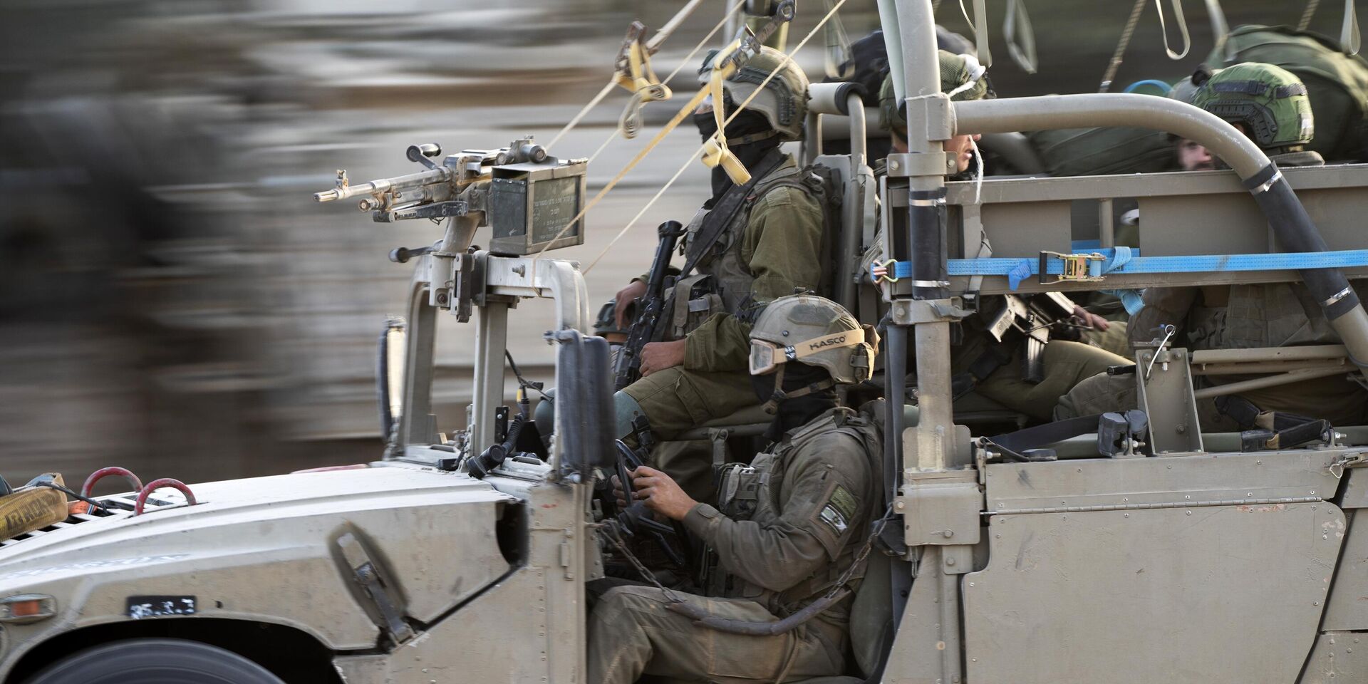 Солдаты ЦАХАЛ въезжают в армейский плацдарм недалеко от границы с сектором Газа, воскресенье, 23 ноября 2023 года. - ИноСМИ, 1920, 08.12.2023
