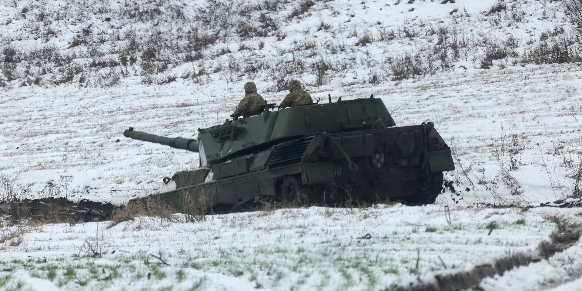 Украинские танкисты на танке Leopard 1A5 недалеко от линии фронта в Харьковской области 24 ноября 2023 года - ИноСМИ, 1920, 03.03.2024