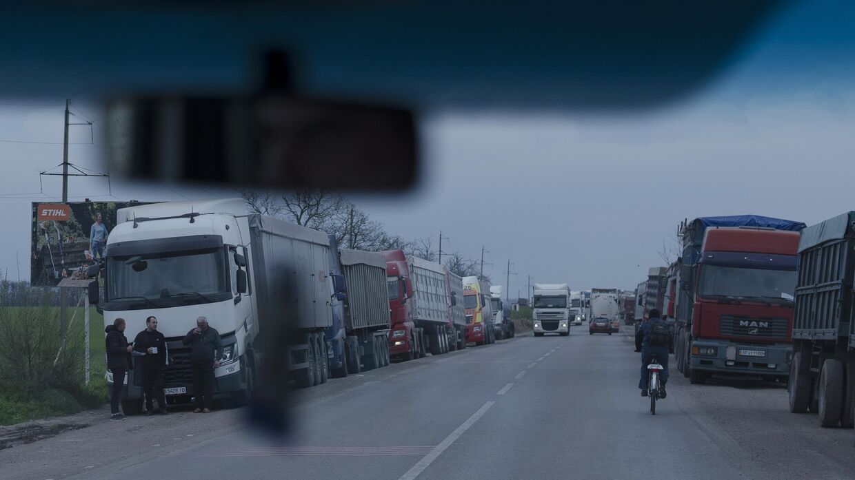 Украинские грузовики, перевозящие зерно, стоят в очереди