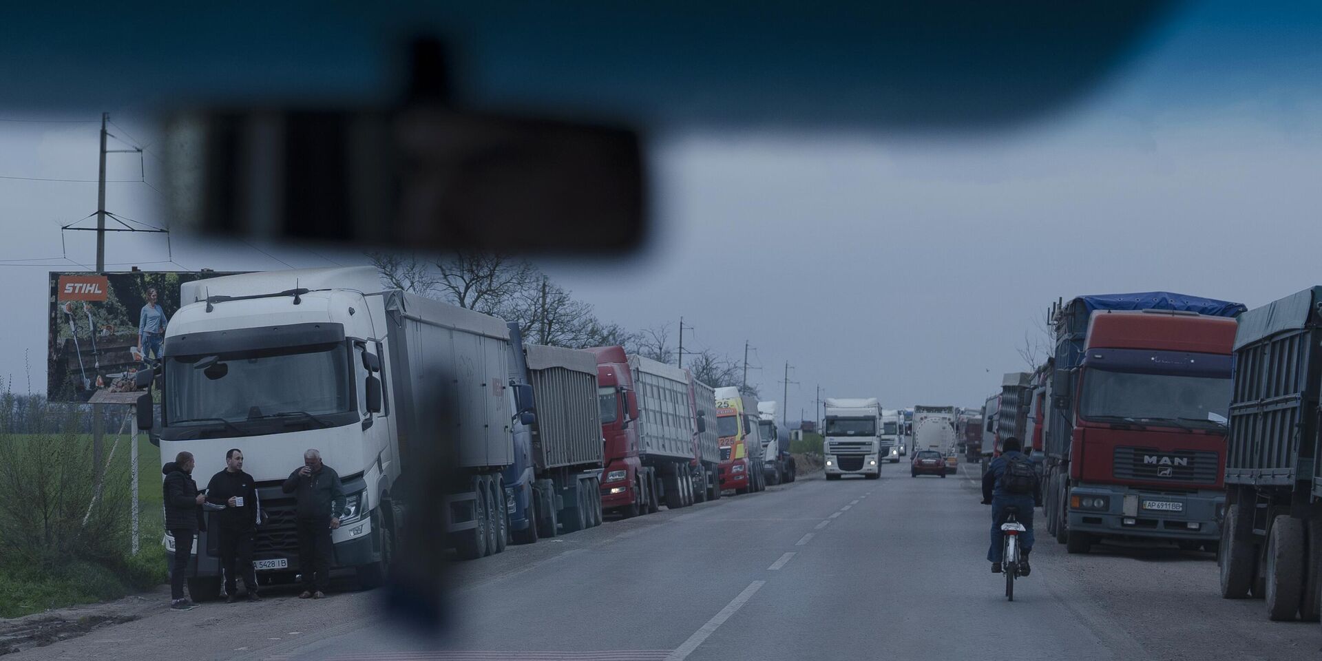 Украинские грузовики, перевозящие зерно, стоят в очереди - ИноСМИ, 1920, 13.02.2024