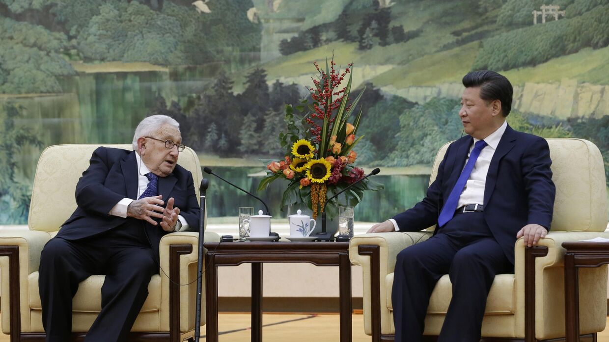 Председатель КНР Си Цзиньпин и бывший госсекретарь США Генри Киссинджер во время встречи в Доме народных собраний в Пекине, Китай, 2 ноября 2015 года.