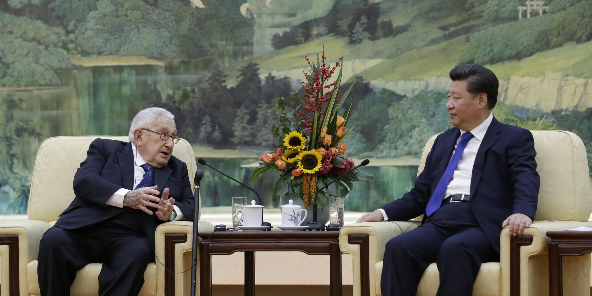 Председатель КНР Си Цзиньпин и бывший госсекретарь США Генри Киссинджер во время встречи в Доме народных собраний в Пекине, Китай, 2 ноября 2015 года. - ИноСМИ, 1920, 30.11.2023