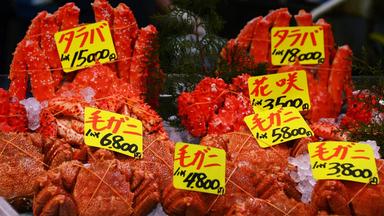 Торговля морепродуктами на рыбном рынке Цукидзи в Токио.
