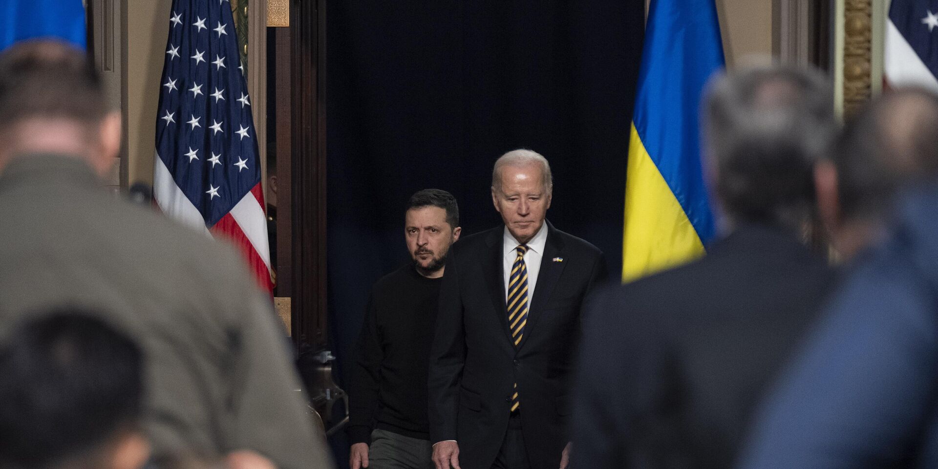 Президент Украины Владимир Зеленский и президент США Джо Байден во время пресс-конференции в Белом доме в Вашингтоне - ИноСМИ, 1920, 28.12.2023