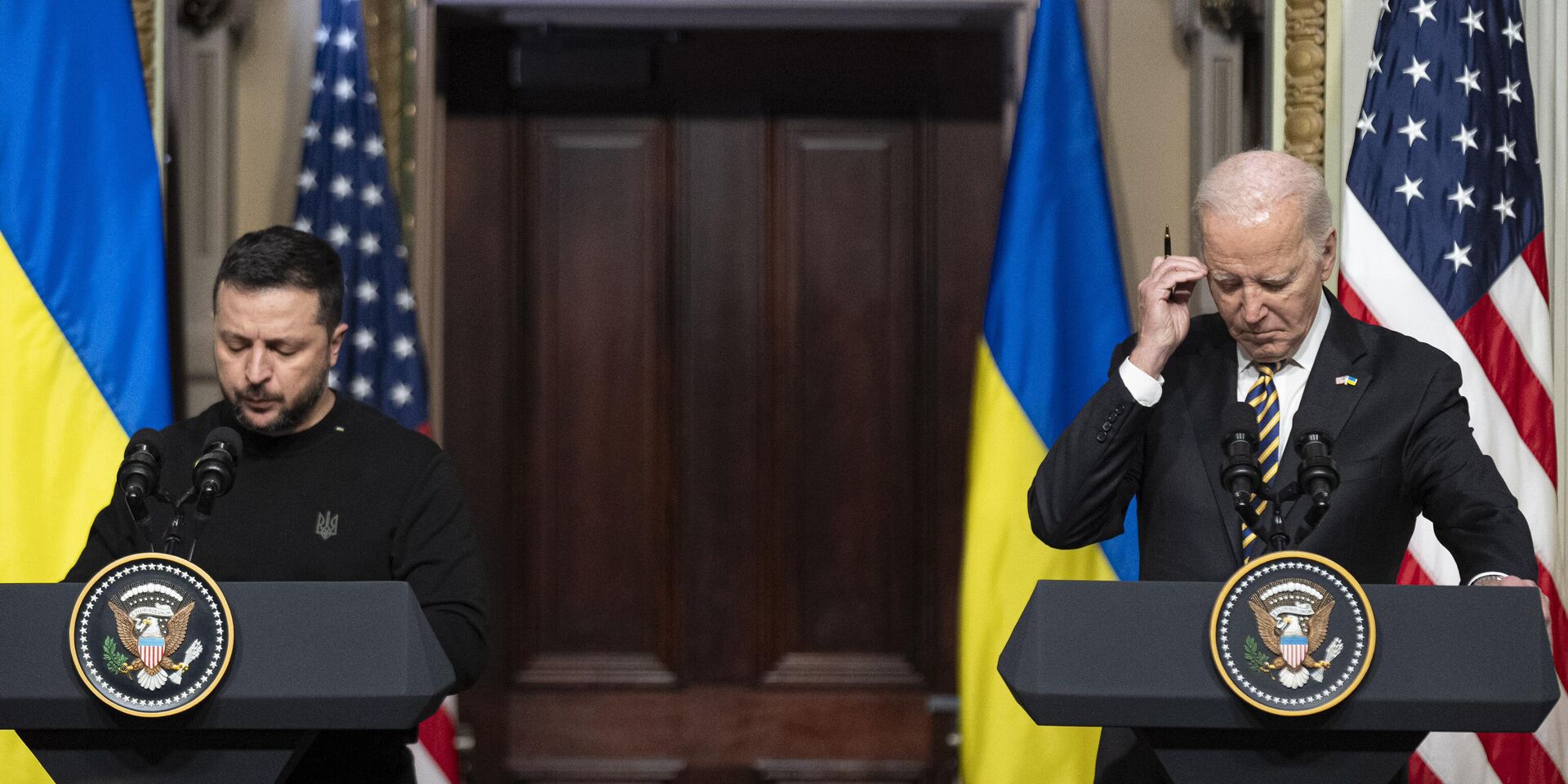 Президент Украины Владимир Зеленский и президент США Джо Байден во время пресс-конференции в Белом доме в Вашингтоне 12 декабря 2023 года - ИноСМИ, 1920, 29.01.2024