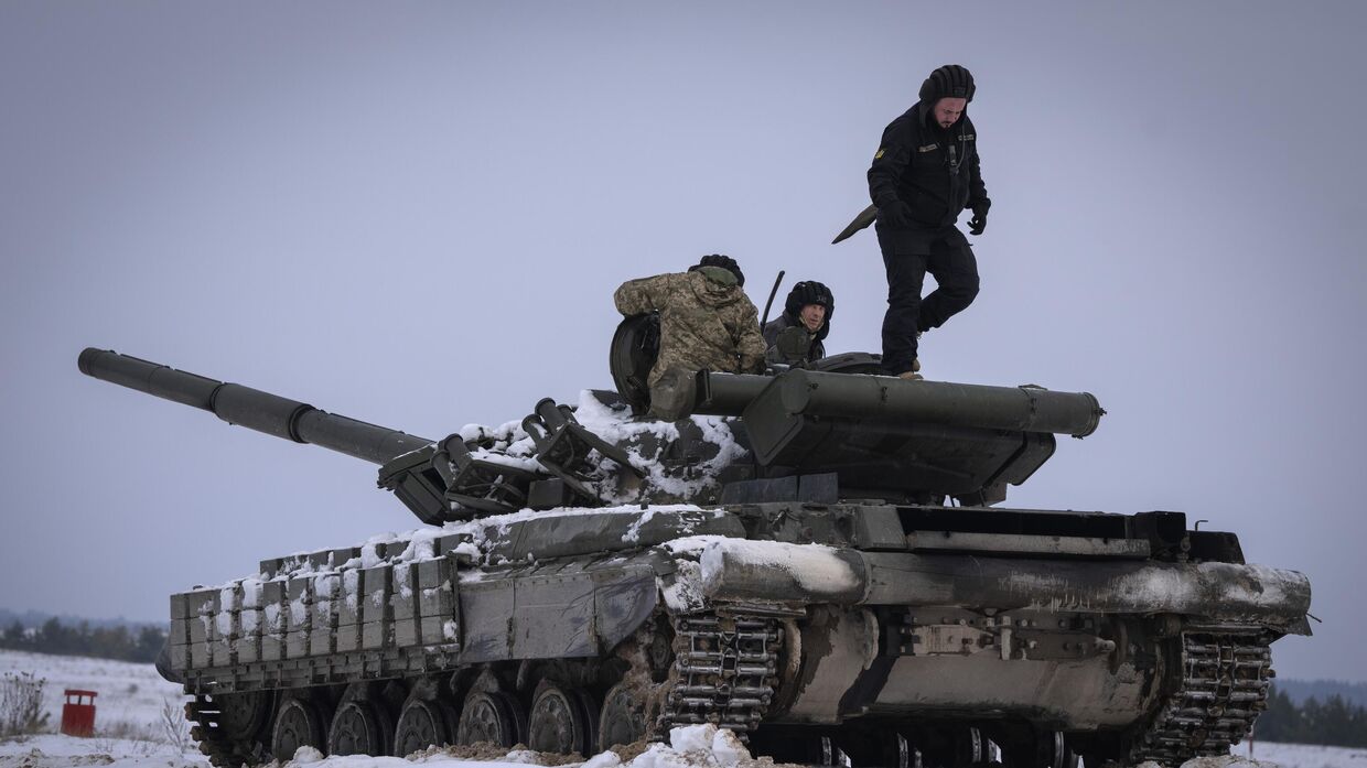 Украинские солдаты тренируются на танке во время военных учений 6 декабря 2023 года.  Мрачное настроение царит среди них после почти двух лет противоборства с Россией. Сказалось разочаровывающее контрнаступление этим летом и ослабление финансовой поддержки со стороны союзников