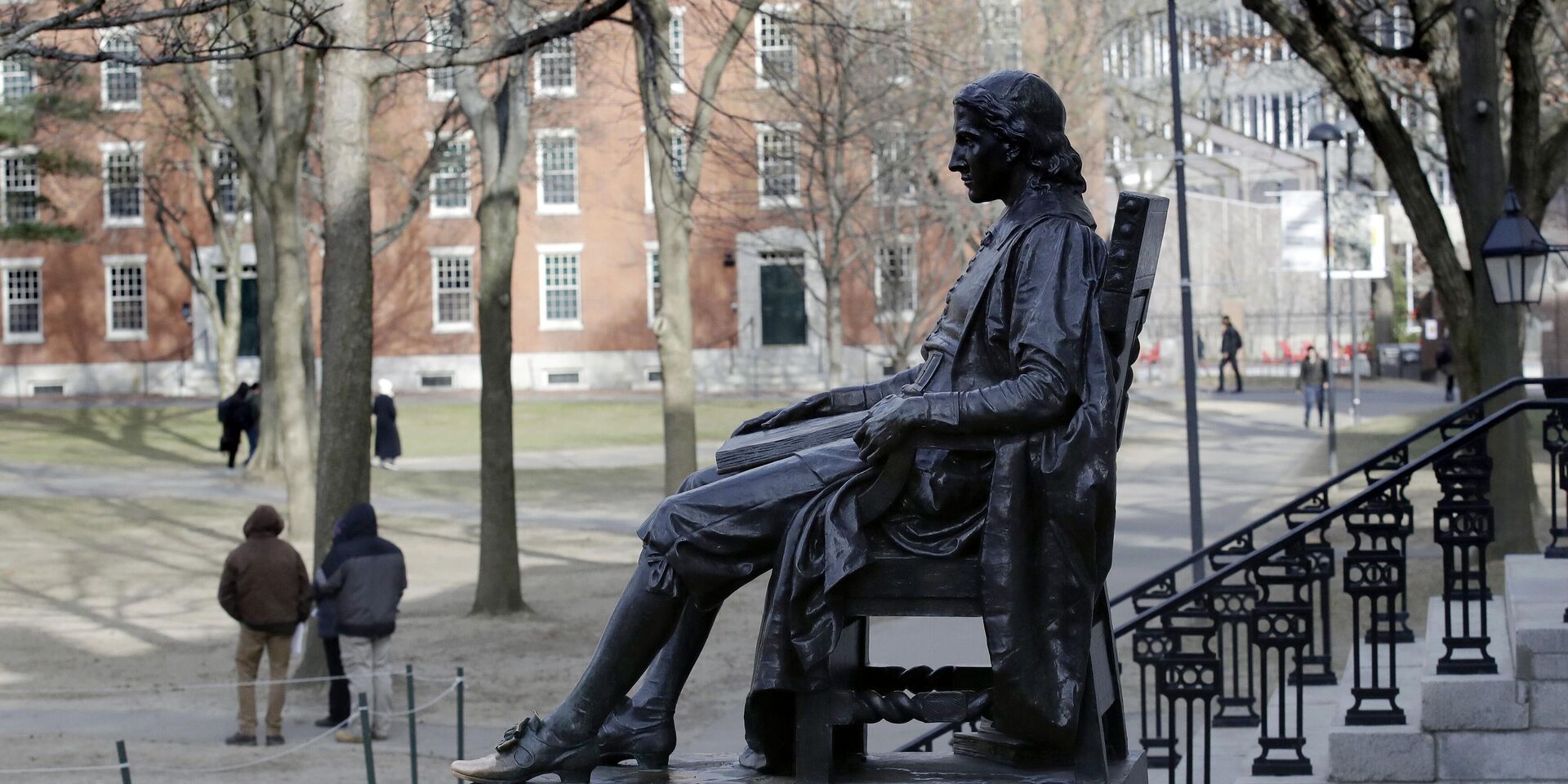 Памятник Джону Гарварду возвышается над двором Гарвардского университета в Кембридже, штат Массачусетс, США - ИноСМИ, 1920, 26.12.2023