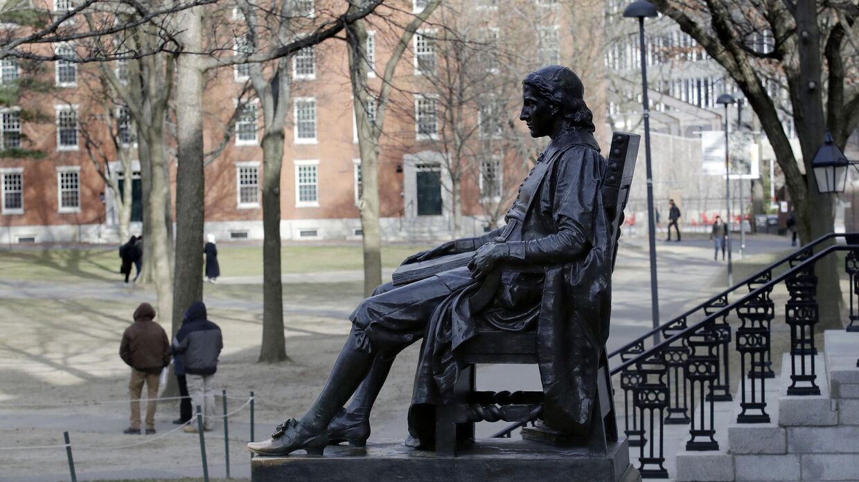 Памятник Джону Гарварду возвышается над двором Гарвардского университета в Кембридже, штат Массачусетс, США