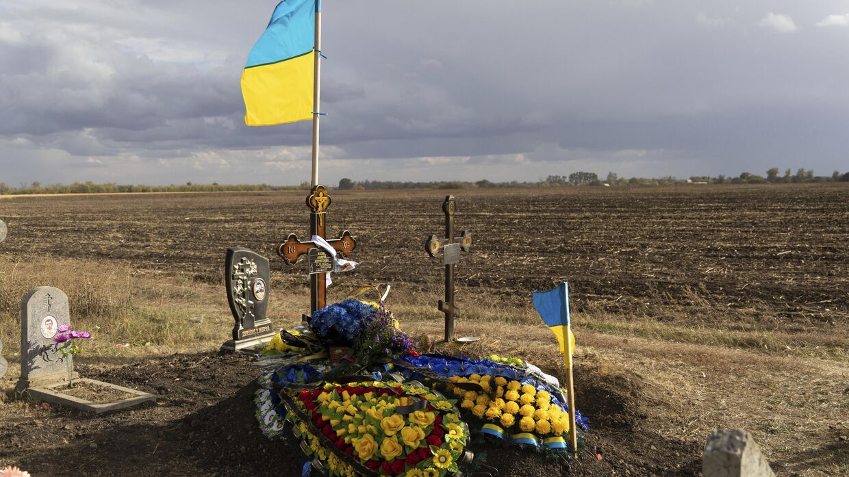 Могила украинского солдата Андрея Козыря, перезахороненного в селе Гроза под Харьковом, Украина, 6 октября 2023 года