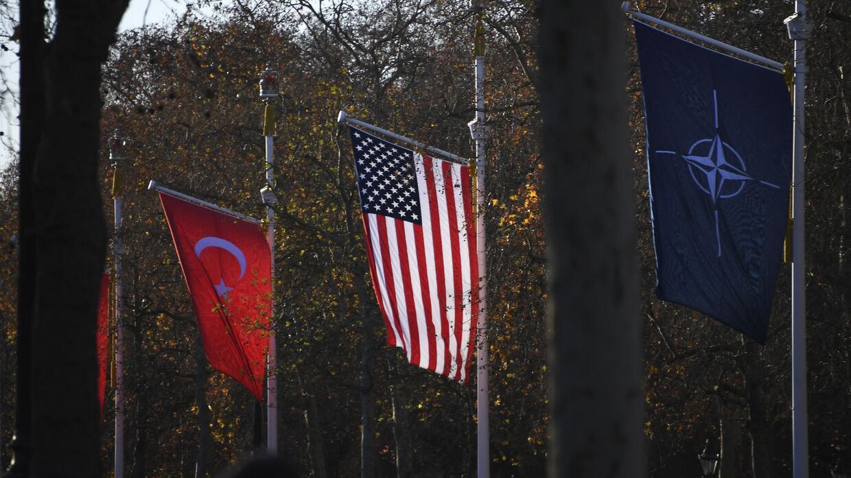 Флаги НАТО, США и Турции в Лондоне, 3 декабря 2019 года.