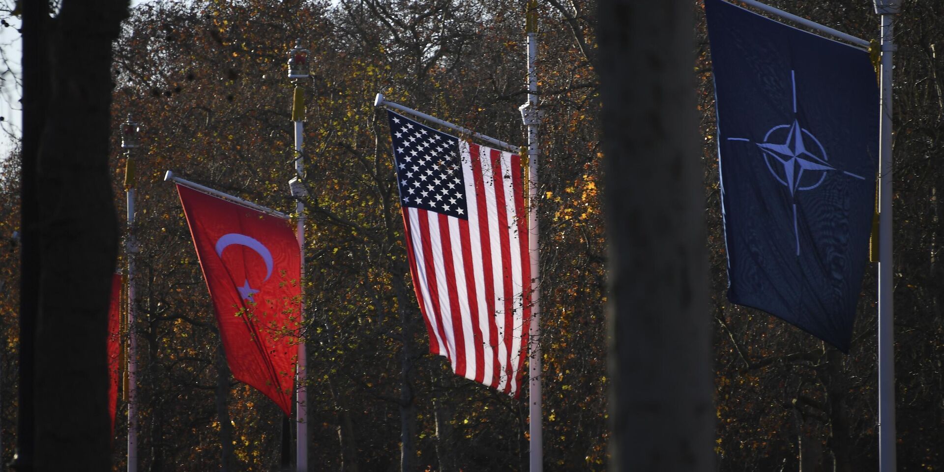 Флаги НАТО, США и Турции в Лондоне, 3 декабря 2019 года. - ИноСМИ, 1920, 22.04.2024