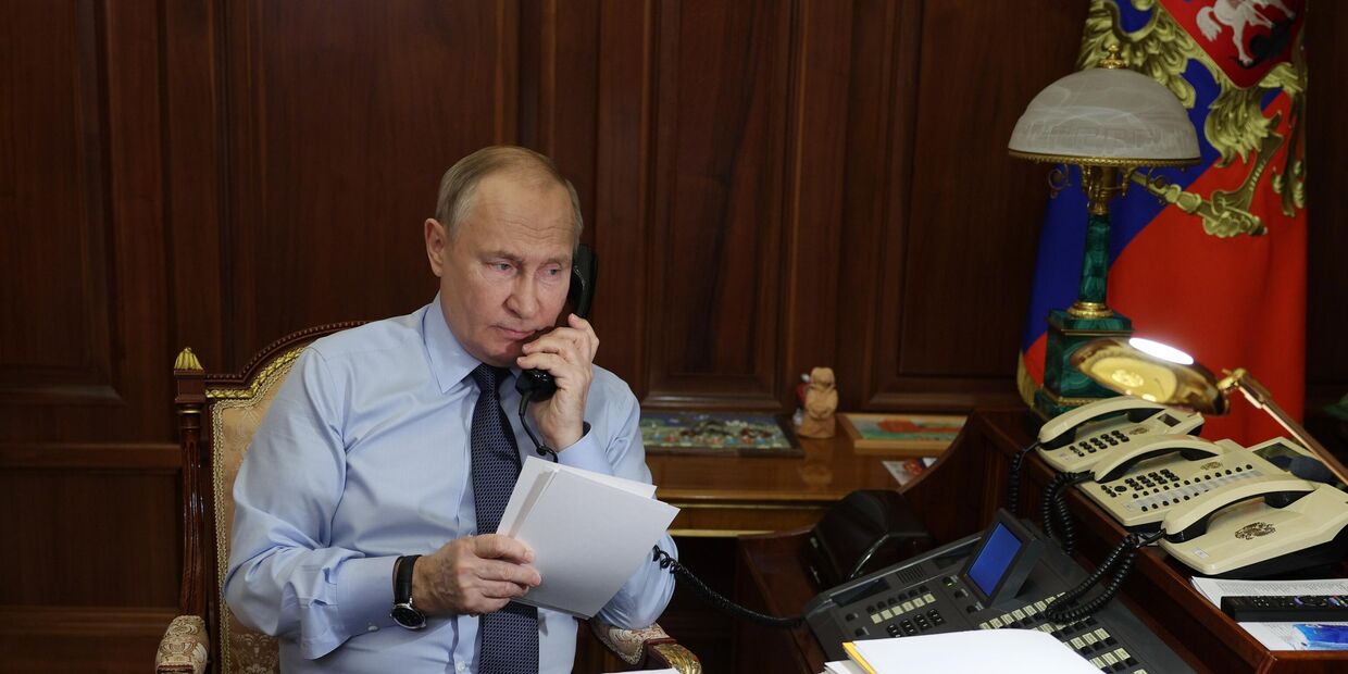 Президент РФ Владимир Путин во время телефонного разговора