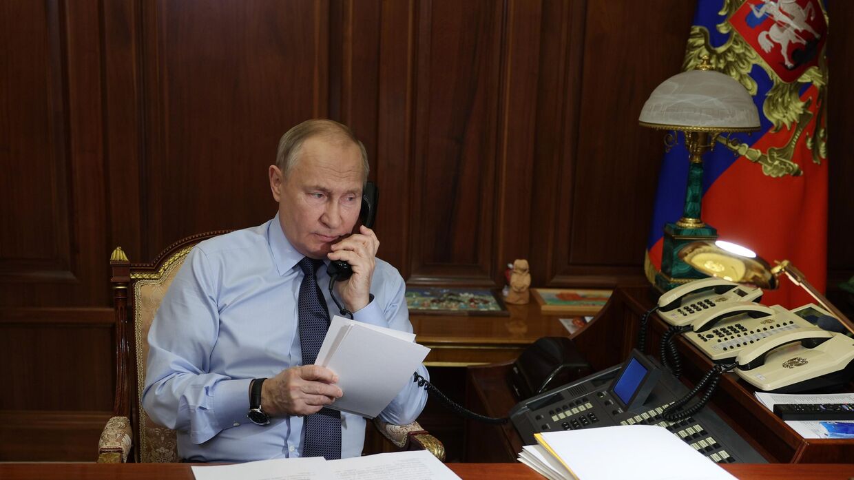 Президент РФ Владимир Путин во время телефонного разговора