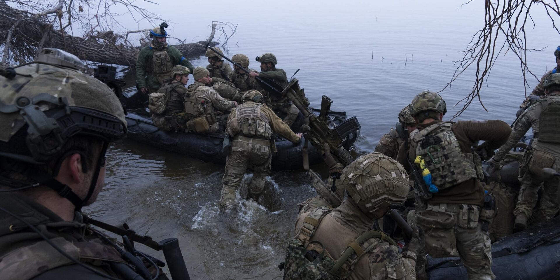 Украинские военнослужащие садятся в лодку на берегу Днепра близ Херсона, Украина - ИноСМИ, 1920, 21.01.2024