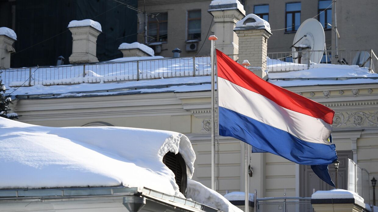 Государственный флаг Нидерландов на здании посольства Нидерландов в Москве.