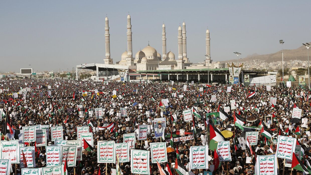 Сторонники хуситов принимают участие в акции протеста в городе Сана (Йемен) против авиаударов под руководством Соединенных Штатов. 12 января 2024 года
