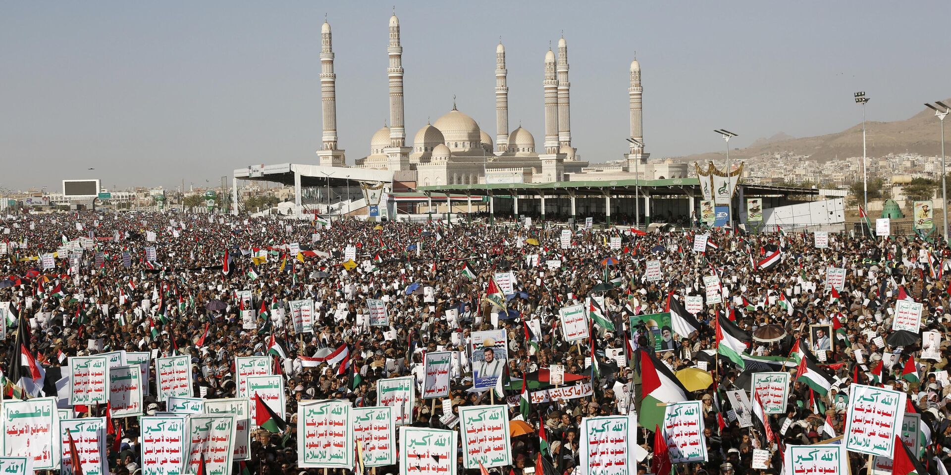 Сторонники хуситов принимают участие в акции протеста в городе Сана (Йемен) против авиаударов под руководством Соединенных Штатов. 12 января 2024 года - ИноСМИ, 1920, 05.02.2024
